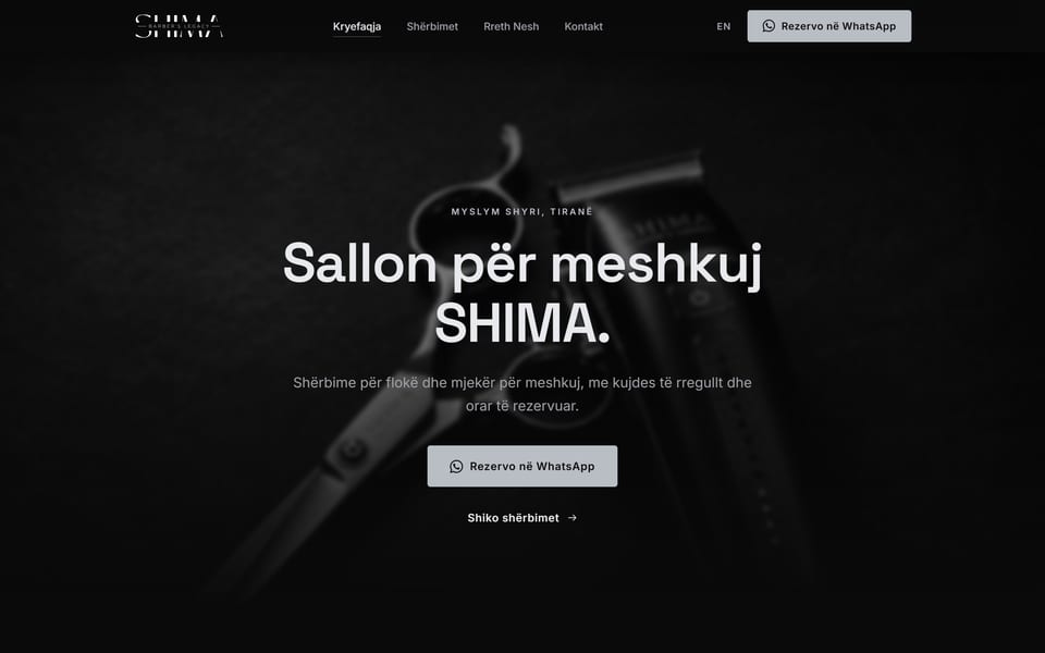 Faqja kryesore e barbershima.al në desktop, me titullin Sallon për meshkuj SHIMA mbi një foto bardhezi.