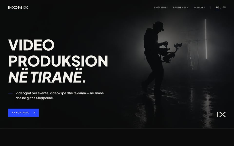 Faqja kryesore e ikonix.al në desktop, me titullin Video produksion në Tiranë mbi një foto nate me operator kamere.